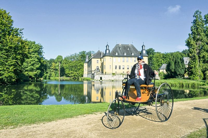 Immer wieder Gast der Classic Days auf Schloss Dyck: der Benz Patent-Motorwagen, genauer die originalgetreue Replika des ersten Automobils der Welt aus dem Jahr 1886.  (Bild: Ampnet)