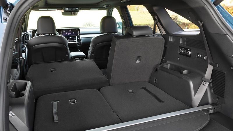 Der Kofferraum schluckt bei umgeklappten Rücksitzen gut 2.000 Liter. (Bild: Kia)