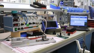 Prüfaufbau für Multiflex-Kupplungen bei Kavo Dental: Um sicherzustellen, dass das Griffstück des Turbinenbohrers gegenüber dem Anschlussschlauch stets leichtgängig bleibt, prüfen die Dentalspezialisten das aufzuwendende Drehmoment mit einer Microtorque-Spindel (vorne links im Bild). Dazu dreht dieSpindel über einen Silikonschlauch die Kupplung im Griffteil des Bohrers. DerSilikonschlauch verhindert jeglichen Querkrafteinfluss, der die Messung sonstverhindern würde.  Bilder: Atlas Copco Tools (Archiv: Vogel Business Media)