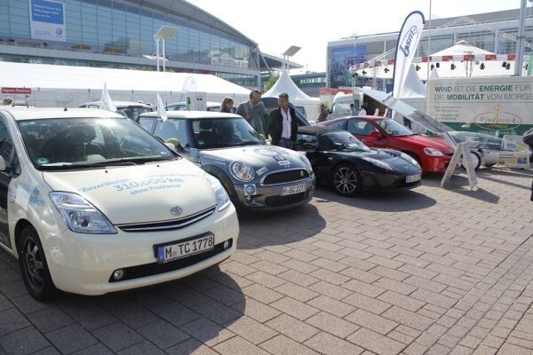Bertha Benz Challenge 2012, 1. Tag: Präsentation der teilnehmenden Fahrzeuge auf dem Freigelände der Frankfurter Messe (Ulrich Steinlechner)