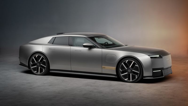 Vor zwei Jahren hat JLR einen Neustart der Marke Jaguar angekündigt. Mit dem Type 01 ist das erste Modell nun vorgestellt worden.(Bild:  JLR)