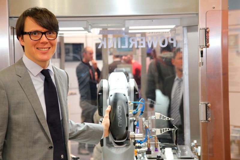 Tim Grönegräs, County Manager Robotics bei der Comau Deutschland GmbH, präsentierte auf dem Stand von B&R auf der SPS IPC Drives 2015 einen Comau-Roboter, der mit B&R-Technik über Powerlink gesteuert wird.  Mittlerweile sind weltweit 10.000 Comau-Roboter mit B&R-Steuerungstechnik im Einsatz. (Bild: Reinhold Schäfer)
