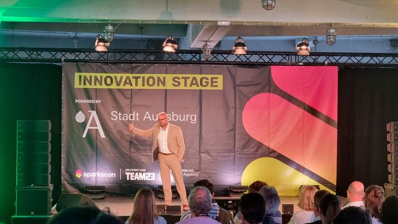 Dr. Fabian Mehring erzählt über die Entwicklung Bayerns zum „Hightech-Land“ und seine Visionen für die digitale Zukunft.  (©Vogel IT-Medien)