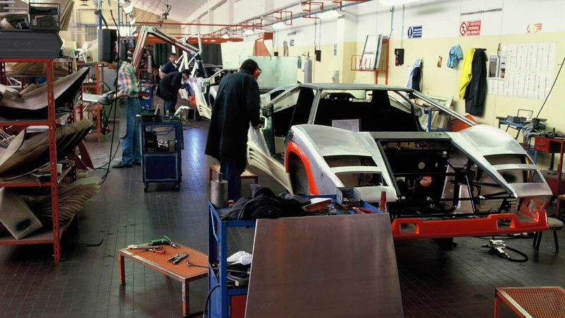 Der Aufbau des Countach erfolgte vollständig in Handarbeit. Wegen des hohen Arbeitsaufwands und der geringen Personalstärke Lamborghinis komplettierte das Unternehmen in den ersten Jahren nur ein Auto pro Woche. (Bild: Lamborghini)