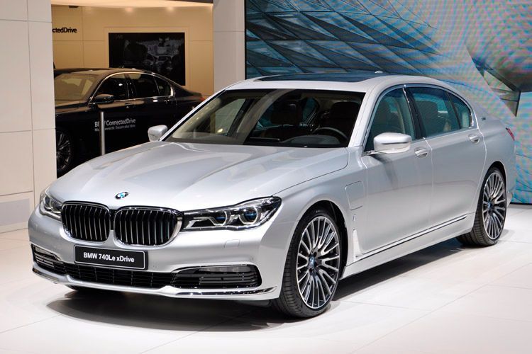 BMW zeigt erstmals die Plug-in-Hybrid-Version des neuen 7er. Der 740e i-Performance hat eine Systemleistung von 326 PS und ist auch als Langversion und mit Allradantrieb zu haben.  (Wehner)