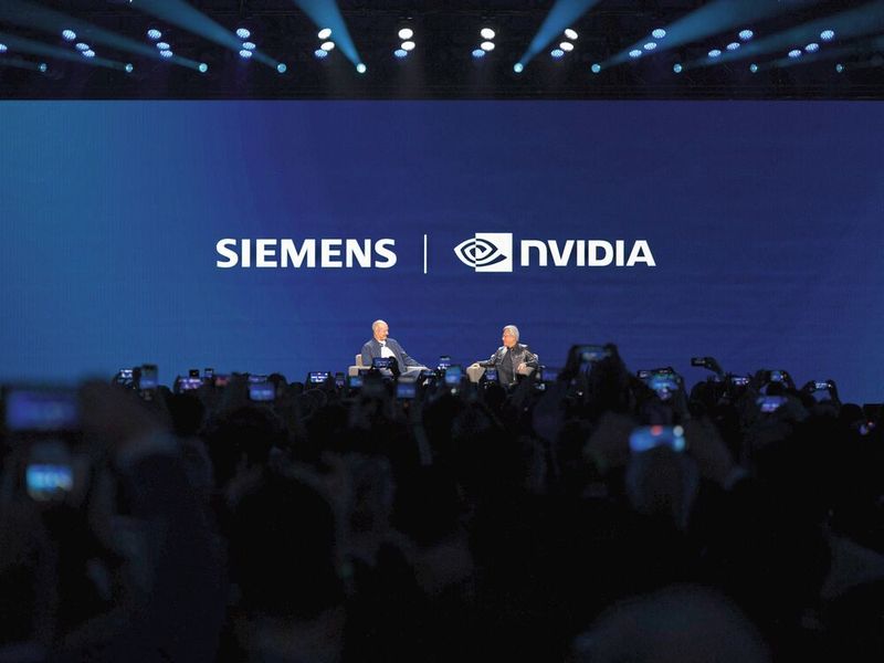 Siemens und Nvidia entwickeln gemeinsam neue Angebote, die industrielle und physische KI in alle Branchen und industriellen Arbeitsabläufe integrieren und nicht zuletzt ihre eigenen Betriebsabläufe beschleunigen sollen. (Bild: Siemens)
