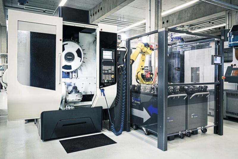 Das Lang-Technologieportfolio umfasst neben der Werkstückspanntechnik auch Nullpunktspannsysteme und wie hier im Bild zu sehen die Fertigungsautomation. (Bild: Philipp Griesemer Photography)