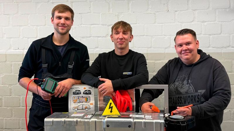 Die drei besten in Schleswig-Holstein (v.l.): Yannik Noack, Michel Fritz Metzger und Paul Luka Schopenhauer. (Bild:  Kfz-Gewerbe Schleswig-Holstein)