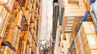 Unternehmen aus Handel und Industrie können den Warenbestand mit einer entsprechenden Lagerversicherung absichern, denn nicht jeder Schadensfall kann beim Lagerhalter festgemacht werden. Bild: APL (Archiv: Vogel Business Media)