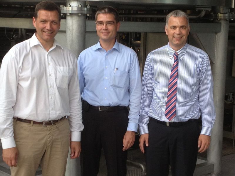 Wollen die Karmeliten-Brauerei zur ersten energieautarken Brauerei der Welt ausbauen. V.l.n.r.: Karmeliten Brauerei-Geschäftsführer Christoph Kämpf, Ziemann International Geschäftsführer Klaus Gehring und Gunther Walden, Leiter Food & Beverage in der Siemens-Division Industry Automation (PROCESS)