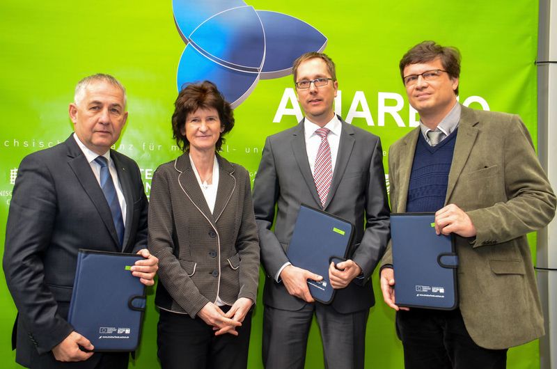 Wissenschaftsministerin Eva-Maria Stange hat heute in Dresden die Fördermittelbescheide an die Projektverantwortlichen der TU Dresden, der TU Chemnitz, der TU Bergakademie Freiberg und des Fraunhofer-Instituts für Werkzeugmaschinen und Umformtechnik IWU übergeben. Die Mittel dienen einer knapp vierjährigen Anschubfinanzierung des gemeinsamen Forschungsvorhabens. Dieses soll durch die Einwerbung von Drittmitteln aus Förderprogrammen und die Einbindung der Industrie ergänzt und verstetigt werden. (TUD/ILK)