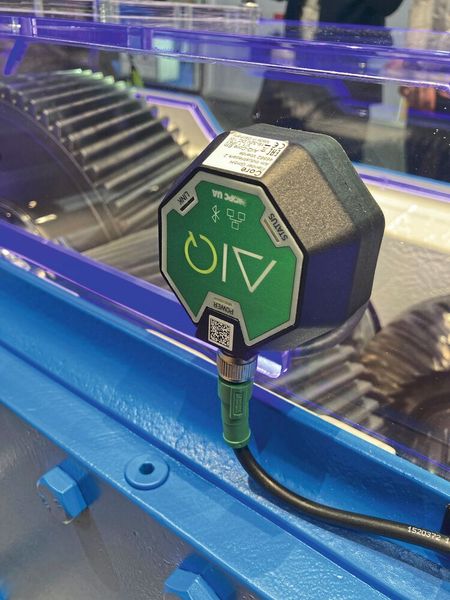 Flender-Getriebe mit der digitalen Antriebsintelligenz AIQ: Über integrierter Sensorik und Analysefunktionen sind alle relevanten Informationen über den Antrieb während des Betriebs verfügbar. Die detaillierte Zustandsüberwachung erkennt Abweichungen zum Normalbetrieb frühzeitig.  (Bild: Stefanie Michel)