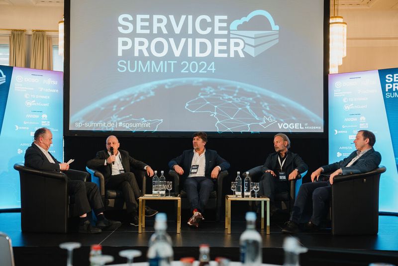 Gemeinsam mit Michael Hase, eco Verband der Internetwirtschaft e.V., diskutierten Andreas Braidt, CEO, Synaforce, Nils Kaufmann, CEO, VShosting, Jens Domicke, COO, enthus Group und Ingo Kraupa, CEO, noris network, darüber, was einen Next Gen Cloud Provider ausmacht. (Bild: Vogel IT-Akademie / Manuel Emme)