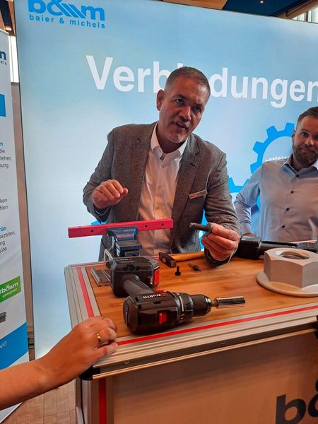 An den Ständen konnten sich die Besucher der Schraubtec in der Praxis ansehen, wie die Lösungen funktionieren. (Bild: Alexander Stark)