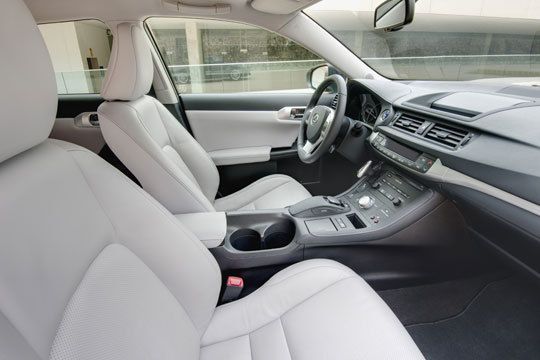 Mit dunklen Soft-Touch-Materialien will Lexus die Premium-Qualität erreichen, die im Zielsegment der Stand der Dinge ist. (Archiv: Vogel Business Media)