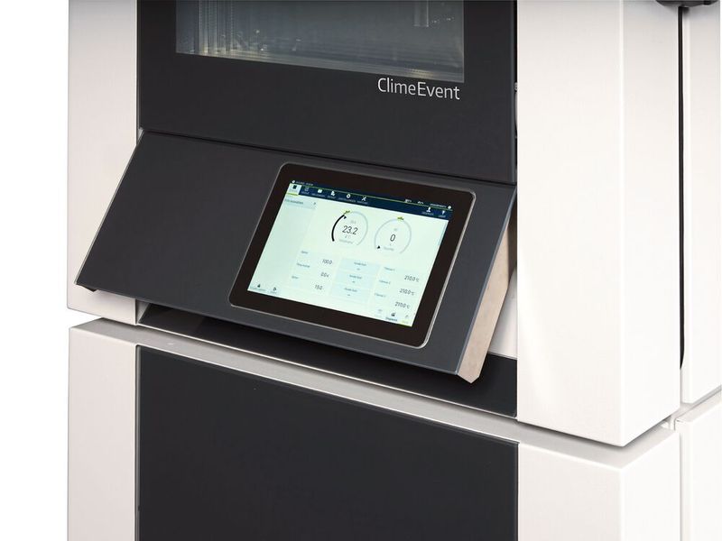 Das Bedienpanel wurde auf 10“ vergrößert und lässt sich nach Gebrauch in die Gerätefront einklappen.  (Bild: Weiss Technik GmbH)