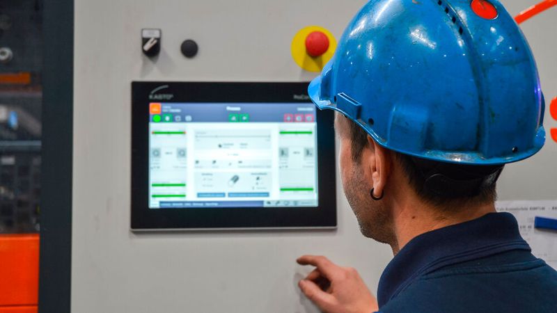 Die neue Steuerung von Kasto, die zunächst in der Sägenbaureihe Kastowin integriert wird, erlaubt den komfortablen Wechsel zwischen Ansichten und Funktionen auch während eines laufenden Sägevorgangs. (Bild: Kasto)