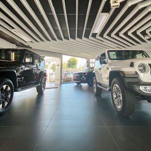 Moll Automobile vertreibt 16 Marken an 13 Standorten, darunter auch Jeep.(Bild:  Moll Automobile)