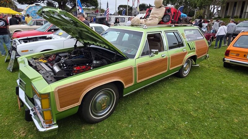 Begonnen hat die Monterey Car Week 1950 mit einem Concours. Bis in die 70er-Jahre wuchs die Zahl der Veranstaltungen immer mehr an, so dass die „Week“ heute satte zehn Tage dauert. Seit 1974 gibt es mit den Monterey Historics (seit 2010 Rolex Monterey Motorsports Reunion) zudem diverse Autorennen. Und in den 80er-Jahren kamen dann die Versteigerungen bekannter Auktionshäuser hinzu. (Bild: Classic Analytics)