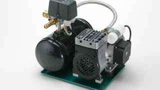 Die ölfreien Kompressoren der Baureihe KK 8 von Dürr Technik lassen sich durch ihre kompakte Bauweise platzsparend einbauen. Sie sind dauerlauffest und verfügen über hohe Standzeiten. (Foto: Dürr Technik)