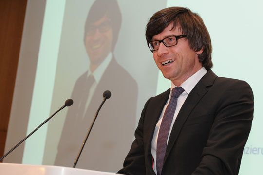 Gleich dreimal durfte Jochen Schweizer, Regionalleiter der Vertragspartnerqualifizierung der Region Nord bei Audi, Händlerinnen und Händlern der Marke mit den vier Ringen zu gratulieren. (Archiv: Vogel Business Media)