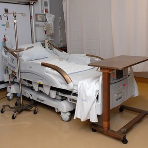 Ein Studienzimmer am Ralph H. Johnson Veteran Affairs Medical Center in Charleston: Bettengriffe, Beistelltisch und Infusionsständer aus antimikrobiellen Kupferwerkstoffen reduzieren das Infektionsrisiko auf hochfrequenten Kontaktflächen.