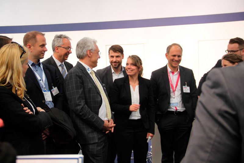 Industry of Things Experten, unter anderem von der Schildknecht AG, WAGO und T-Systems MMS kamen am Stand von Vogel Business Media zusammen. (Bild: Industry of Things)