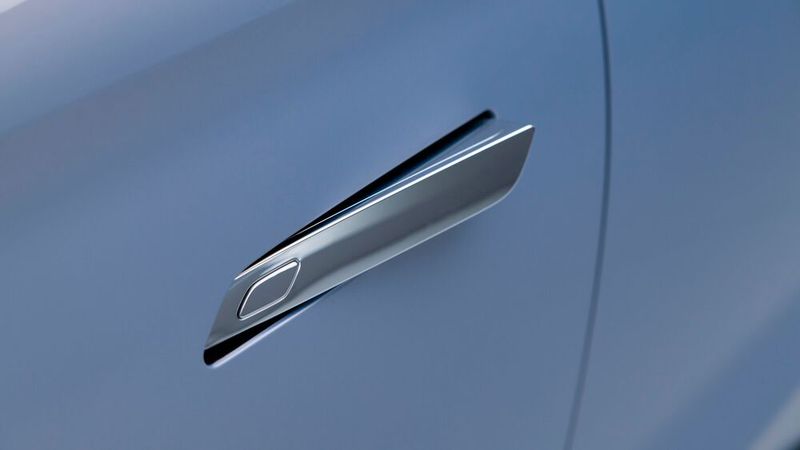 Die ausfahrbaren bündig in die Karosse eingelassenen Türgriffe gefallen. (Bild: MG)