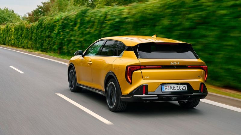 Den K4 gibt es zunächst als fünftürige Limousine. (Bild: Kia)