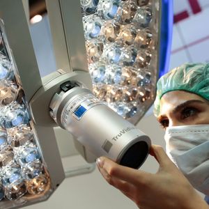 OP-Managementsysteme ermöglichen eine zentrale Steuerung aller Geräte und einen digitalen Zugriff auf alle präoperativen Patientendaten. Damit sollen Operationen schneller und sicherer werden.