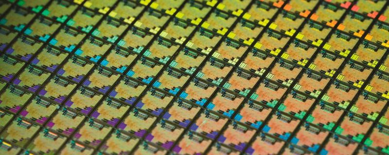 Das Packaging der fertig prozessierten Chips lagert Halbleiterfertiger TSMC immer öfter an spezialisierte OSAT-Unternehmen (Outsourced Semiconductor Assembly & Test) aus. Das Packaging der fertig prozessierten Chips lagert Halbleiterfertiger TSMC immer öfter an spezialisierte OSAT-Unternehmen (Outsourced Semiconductor Assembly & Test) aus.