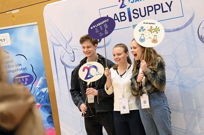 Auch die Besucher nutzen die Fotobox zum LAB-SUPPLY-Jubiläum. So landen dieses Jahr vielleicht die ein oder anderen Schnappschüsse in den Ausbildungsbetrieben und Analytiklaboren in und um Wien.    Mehr Infos zu den kommenden LAB-SUPPLY-Messen finden Sie auf www.lab-supply.info (Bild: Stefan Stark)
