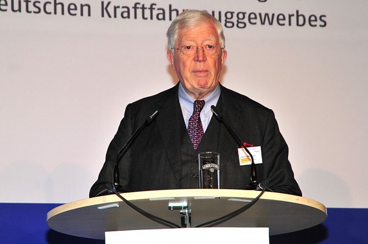 ZDK-Präsident Robert Rademacher eröffnete den neunten Bundes-Berufsbildungskongress und betonte, dass es vor dem Hintergrund des demografischen Wandels enorm wichtig sei, für die Autoberufe zu werben. (Foto: Schmidt)