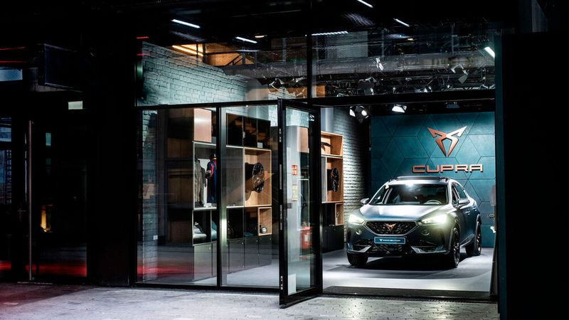 Der Pop-up-Store in München ist in der Designsprache der ersten Cupra Garage in Hamburg gehalten.(Bild:  Seat)