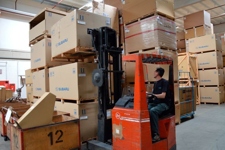 78.000 Quadratmeter Lagerfläche stehen in Friedberg zur Verfügung. Die Emil Frey Gruppe Deutschland wickelt an dem Standort neben der Teilelogistik für Subaru auch die Versorgung für die Fabrikate Daihatsu und Hyundai ab. (Achter)