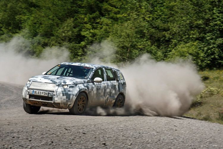 Von außen kennt man das Auto bislang nur getarnt. (Foto: Land Rover)