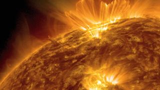 Ein Plasma-Ausstoß während einer Sonneneruption. Unmittelbar nach dem Ausbruch bilden sich über dem Ausbruchsgebiet Kaskaden von Magnetschleifen, da die Magnetfelder versuchen, sich neu zu organisieren.  (Solar Dynamics Observatory, NASA)