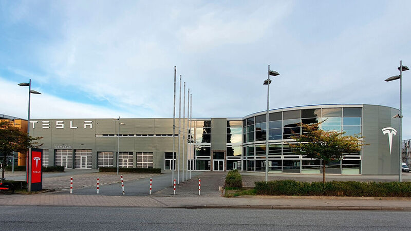 Teslas bislang größtes Center in Deutschland hat im Norden Hamburgs den Betrieb aufgenommen.