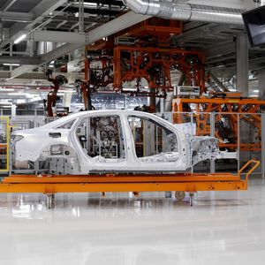 Die Karosse des Audi A8 der nächsten Generation, im Hintergrund die Aufbaulinie. Beim Leichtbau der Zukunft werden Bionik, Funktionsintegration und Hybridstrukturen wichtig sein.