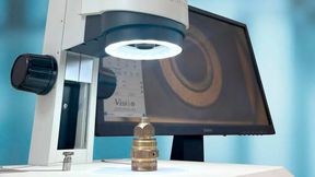 Mit motorisiertem Autofokus, Fokus-Stacking sowie integrierten Mess- und Berichtsfunktionen beschleunigt das neue Tischsystem Prüfungen und sorgt für eine konsistente Dokumentation. (Bild: Vision Engineering)