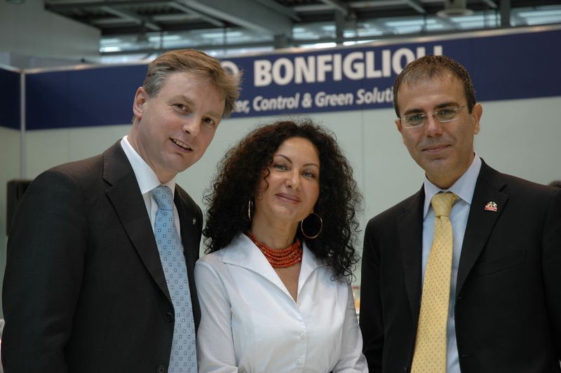Sonia Bonfiglioli, geschäftsführende Gesellschafterin, Thomas Becker (l.), Geschäftsführer von Bonfiglioli Deutschland, und Massimo Sarti, Spartenleiter Industrie, Automation und Photovoltaik, zeigen sich auf der Hannover Messe zuversichtlich (Archiv: Vogel Business Media)