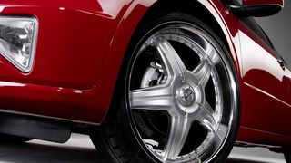 Schicke neue Räder sind schnell montiert. Doch eintragungsfähig sind sie nur, wenn eine ABE oder ein Teilegutachten vorliegt.  (Foto: Rondell)