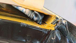 Was für Scheiben gilt, trifft auch auf Dachmittelteile zu, sofern diese werksseitig lasergelötet sind: Die Kleberraupe muss entfernt und neu appliziert werden. (Bild: Diehl – »Fahrzeug+Karosserie«)