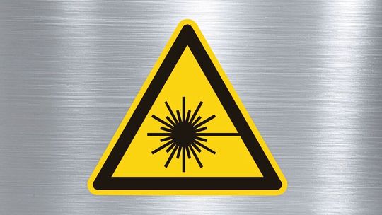 Utile mais puissant : ce panneau d'avertissement rappelle que la lumière laser exige de la prudence.(Source :  OpenIcons - Pixabay - Canva)