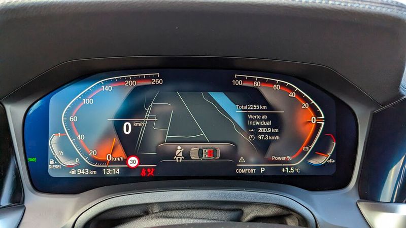 Die gegenläufigen, weit auseinandergerückten Skalen von Tacho und Kraftreserve (oder auf Wunsch Drehzahlmesser) passen wenig zum klassisch-sportlichen Fahrzeugkonzept.  (Bild: Rosenow – »kfz-betrieb«)