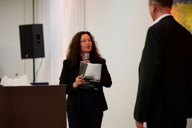 Impressionen vom ELEKTRONIKPRAXIS Frühlingsfest 2023 im Ketterer Kunst mit der Verabschiedung von Johann Wiesböck.  (Bild: © EYE AM CHRIS)