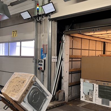 Produktivität bereits deutlich gesteigert: Aktuell sind bei Hermes knapp 100 Tore mit WeAssist ausgestattet. Weitere sollen folgen. (Bild: Werma Signaltechnik)