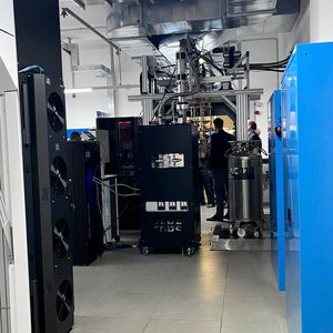 Die Blickrichtung hat sich gedreht. Die Aufnahme wurde hinter dem neuen IQM-System in Richtung 20-Bit-System geschossen. (Bild:  Vogel IT-Medien GmbH/uo)