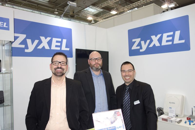(v. l.) Guido Peters und Markus Sauren, ZyXel mit Ponti, api  (Bild: IT-BUSINESS)