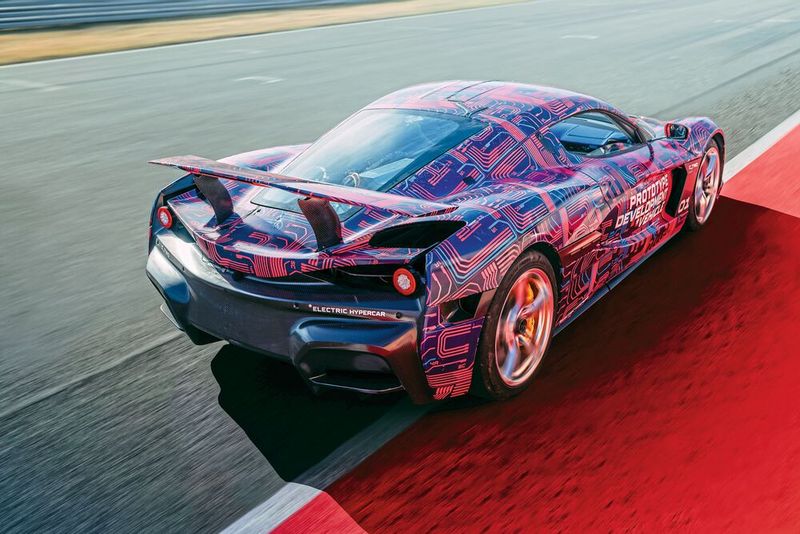 Der Sprint von 0 auf 100 km/h ist in unter zwei Sekunden möglich, maximal wird das Geschoss 412 km/h schnell.  (Bild: Rimac)